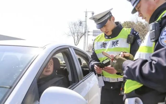如果不备案被交警抓到